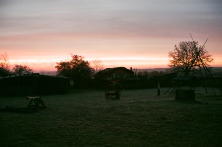 SVÍTÁNÍ NAD FORT HARY